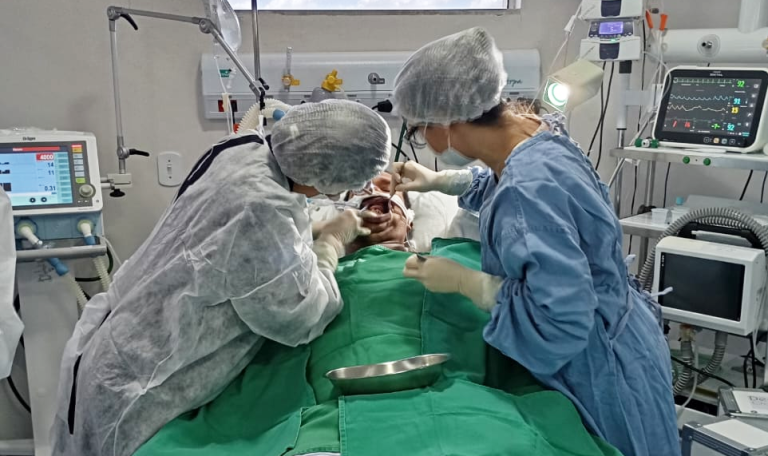 Curso de Odontologia da FAI realiza procedimento inédito na UTI da Santa Casa de Adamantina