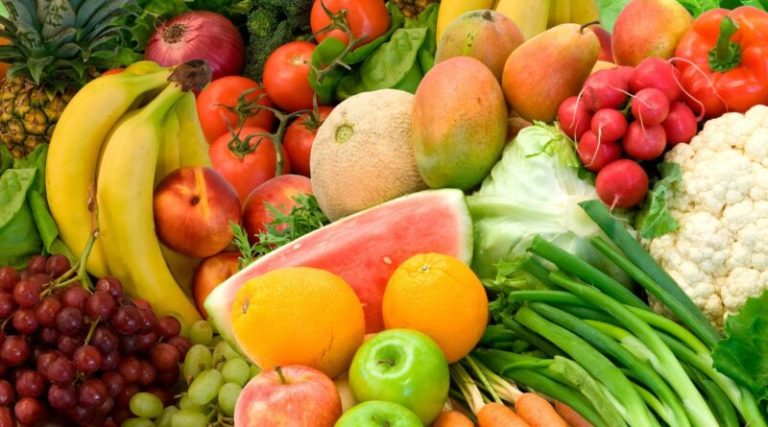 Prefeitura adquire produção de agricultores do Município e repassa para 12 entidades