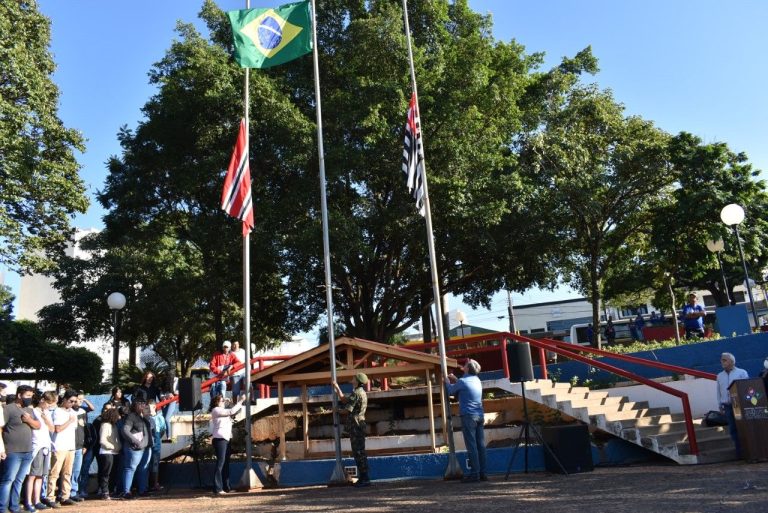 Hasteamento do Pavilhão Nacional marca abertura oficial das comemorações dos 75 anos de Adamantina