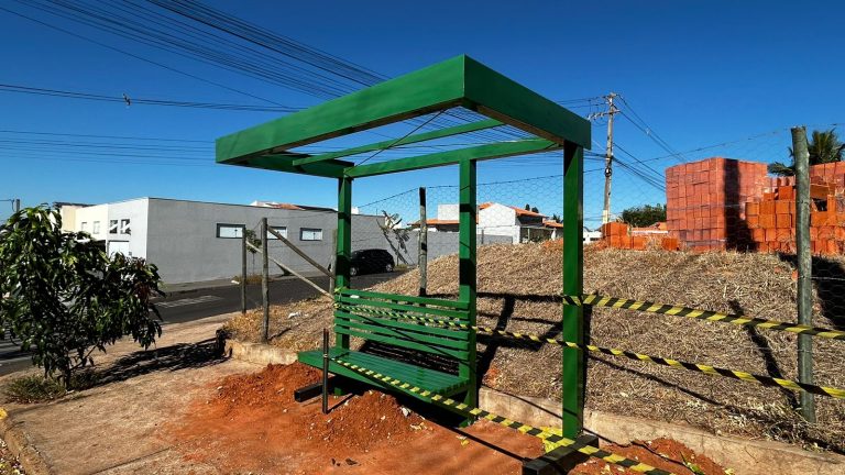 Adamantina inaugura 12 novos pontos de ônibus