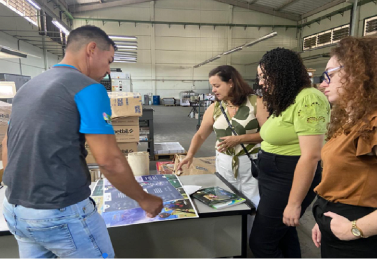 Alunas de Publicidade e Propaganda realizam visita técnica a agências e gráficas em Araçatuba e Bauru