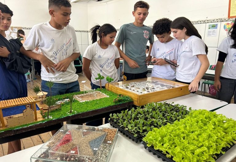 Alunas de Agronomia realizam atividade extensionista em escola de Osvaldo Cruz