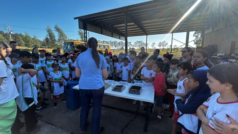 Alunos das escolas municipais conhecem Centro de Compostagem