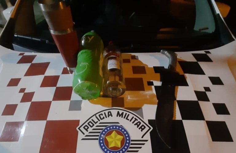 Adolescente é flagrado dirigindo carro com sinais de embriaguez e facão, em Osvaldo Cruz