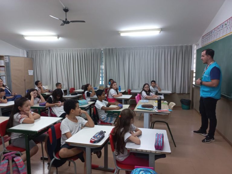 Às vésperas do mês das férias, equipes da Energisa vão às escolas falar dos riscos de acidentes elétricos