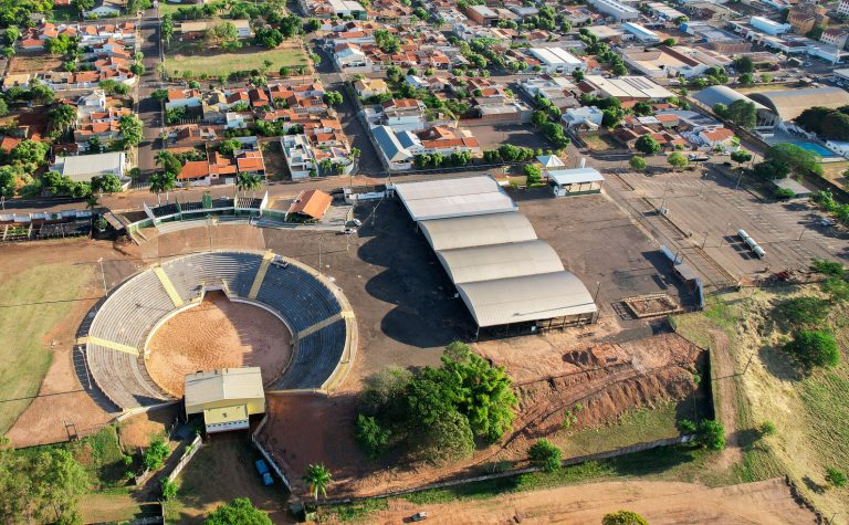Prefeitura  inaugura cobertura metálica no recinto poliesportivo