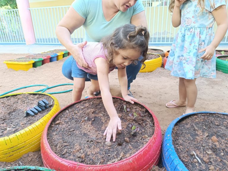 EMEI Criança Feliz implanta horta na escola em parceria com a SAAMA