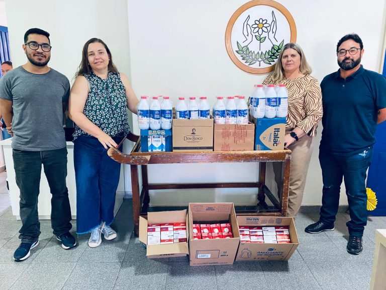 FATEC Adamantina doa 145 litros de leite para APAE