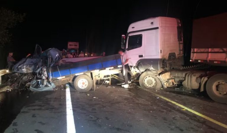 Casal morre em batida frontal entre caminhonete e caminhão após carro ultrapassá-los em local proibido, em Parapuã