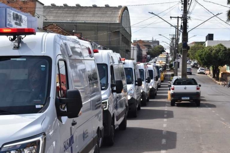 Prefeitura de Adamantina realiza desfile da frota municipal
