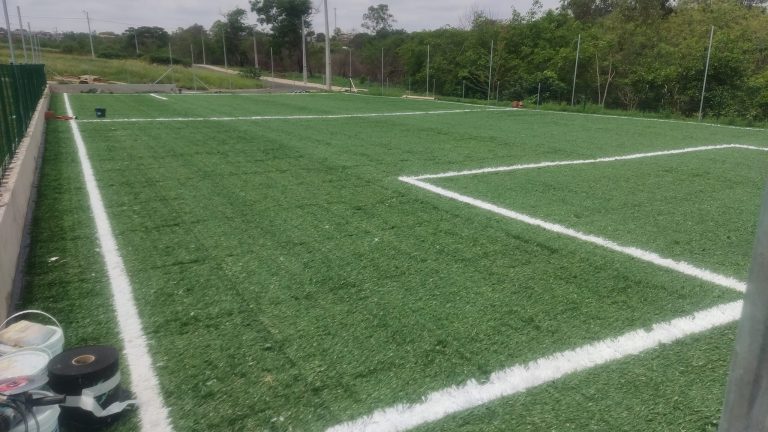 Obras de campos sintéticos são iniciadas no Bela Vista e Parque dos Pioneiros