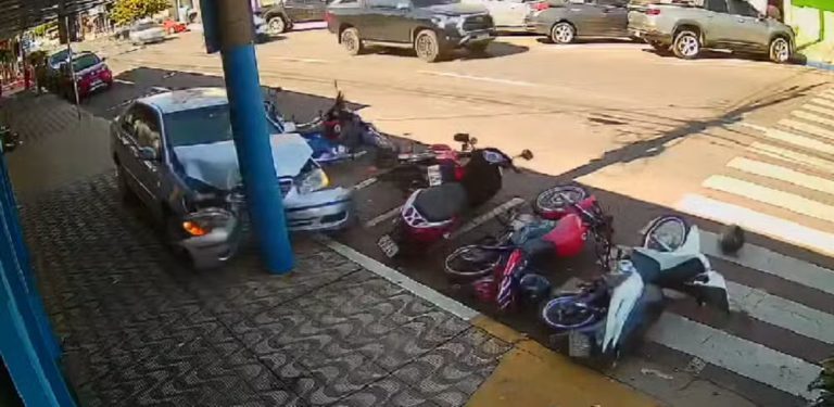 Idoso perde o controle da direção, atinge oito motos estacionadas e colide carro contra poste em Dracena
