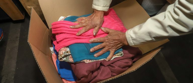 Moradores do Jardim Brasil recebem abrigos e cobertores do Fundo Social neste domingo