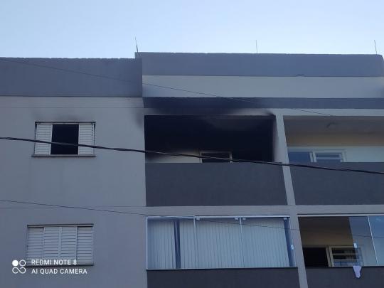 Polícia Civil investiga incêndio que destruiu apartamento neste domingo, em Osvaldo Cruz
