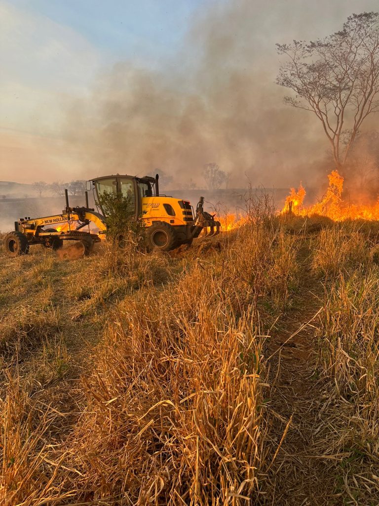 Com tempo seco, incêndio atinge propriedade rural no bairro União