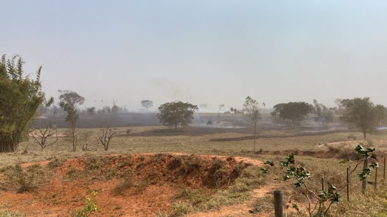 Após evacuar mais de 100 residências, incêndio em Salmourão é contido