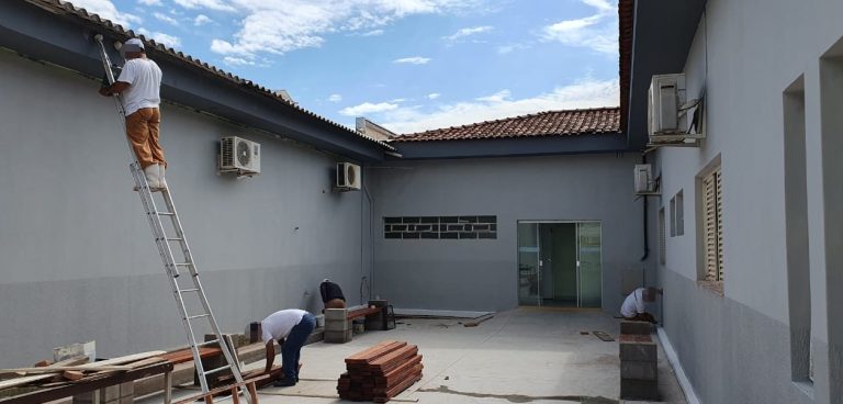 Detentos da Penitenciária de Osvaldo Cruz auxiliam na reforma da Santa Casa
