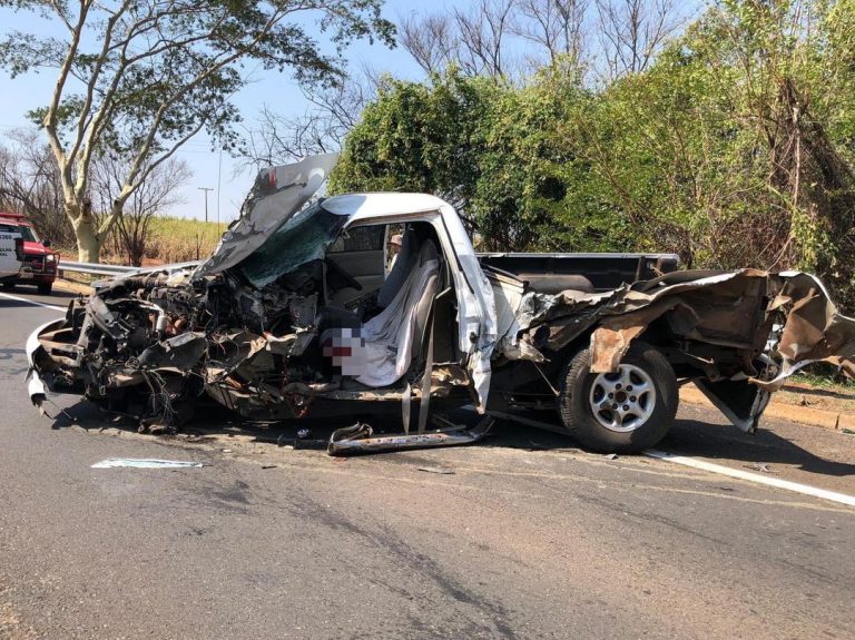 Condutor de caminhonete fica gravemente ferido após colidir com caminhão na SP-294