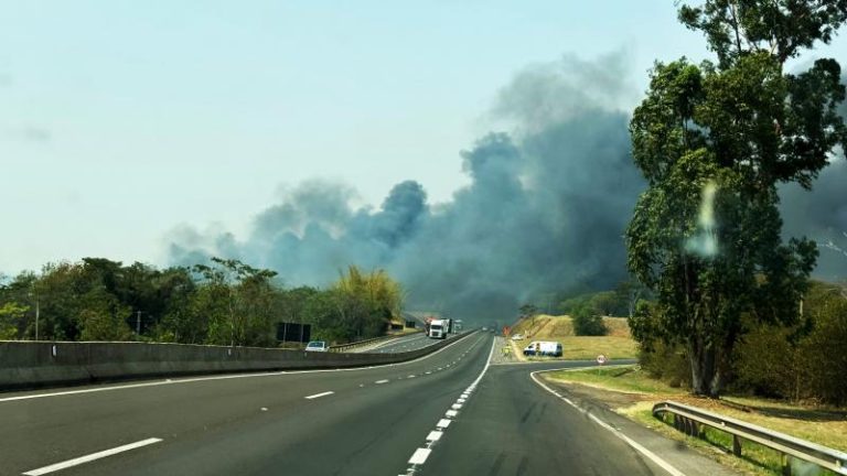 Acesso à rodovias em Presidente Prudente é interditado por fumaça emanada por incêndio