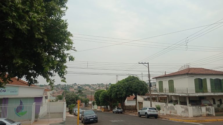 Frente fria ameniza calor, mas temperatura volta subir no decorrer da semana