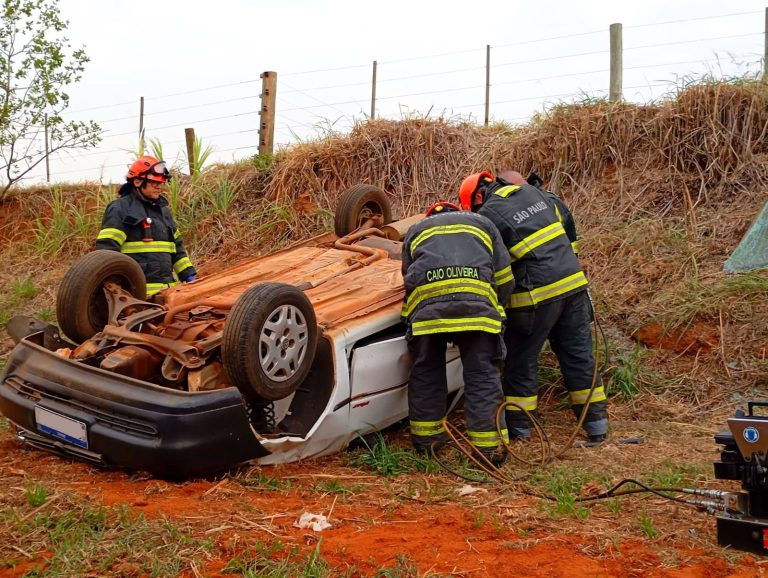 Carro capota em vicinal e deixa uma pessoa ferida
