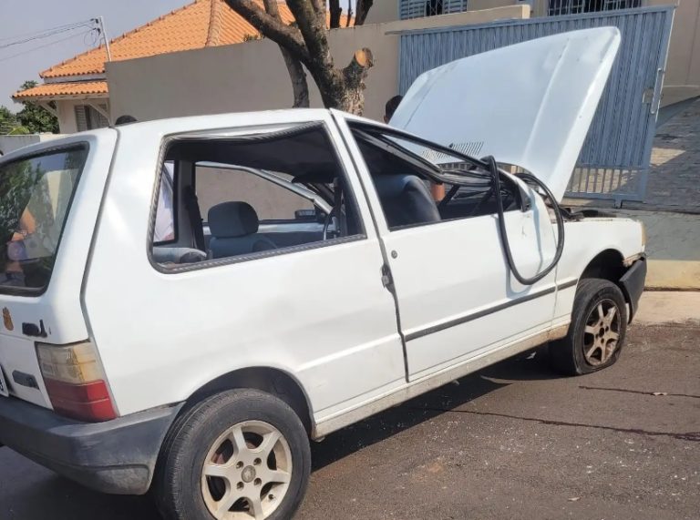 Carro capota e deixa condutora presa nas ferragens