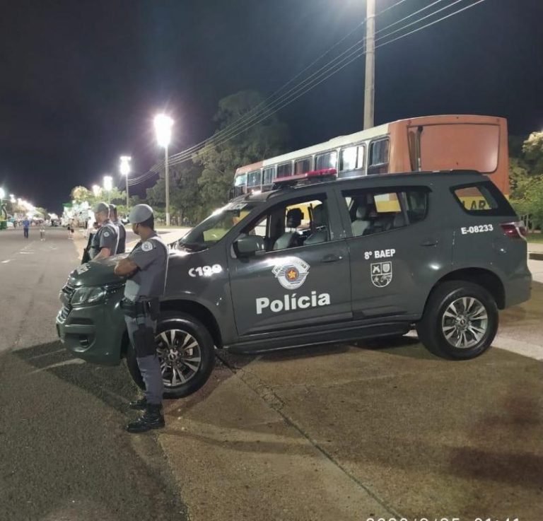 Embriagado, motorista de ambulância bate carro próprio contra traseira de viatura do 8º Baep
