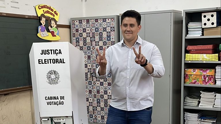 Alcio Ikeda vota acompanhado de esposa e filha