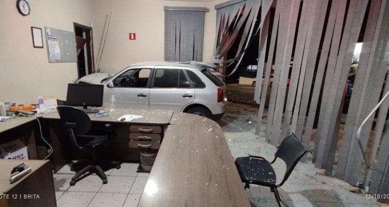 Carro invade loja no centro de Osvaldo Cruz
