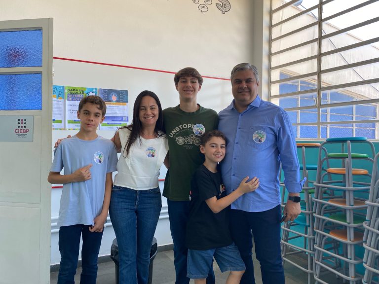 Eng. Daniel Robles vota acompanhado de esposa, filho e sobrinhos