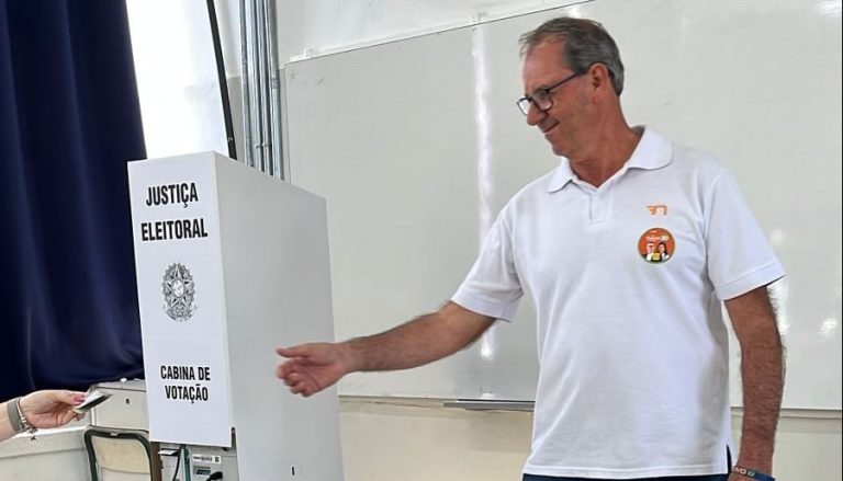 José Tiveron vota acompanhado de esposa
