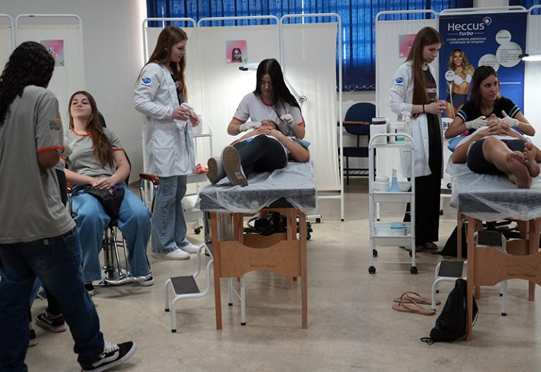 Mais de 200 estudantes visitam o  primeiro dia da Mostra de Profissões 2024