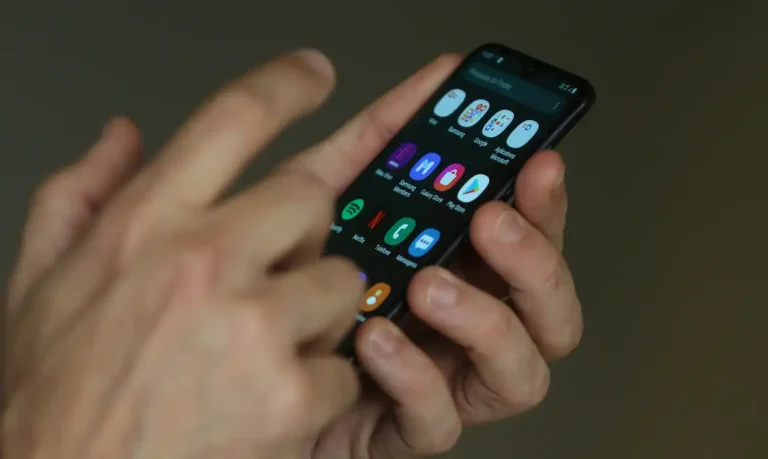 Comissão de Educação da Câmara dos Deputados debate proibição de celulares em escolas