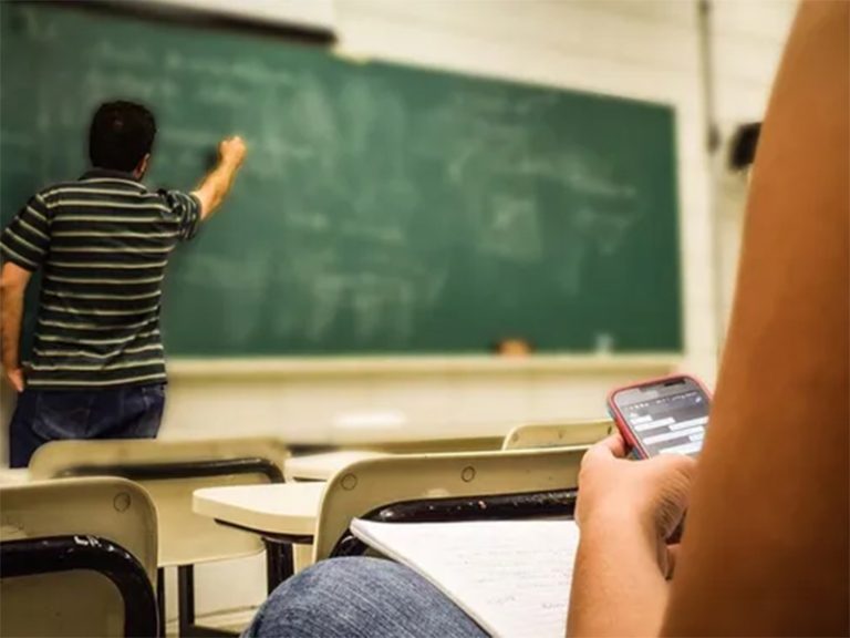 Deputados aprovam projeto que proíbe uso de celular nas escolas do Estado