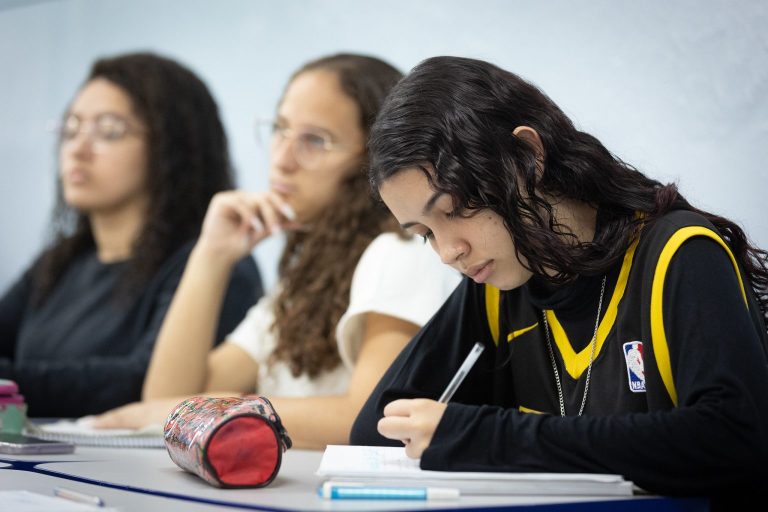 Estado aumenta tempo de aula e inclui mais português e matemática na grade