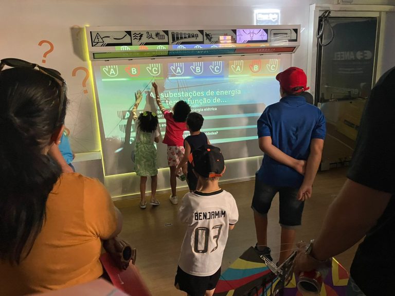 Projeto Nossa Energia, da Energisa, realiza sorteio de geladeiras e troca de lâmpadas em Salmourão