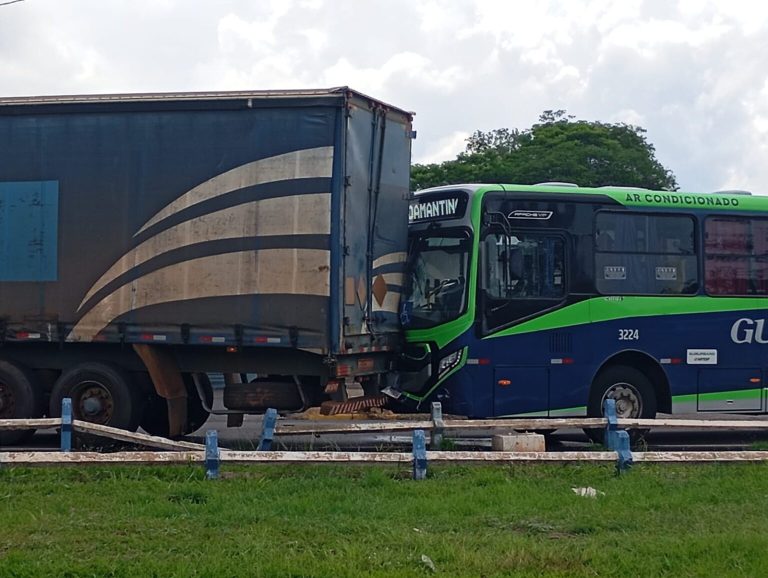 Carreta perde freio, desce de ré e atinge ônibus na entrada de Osvaldo Cruz