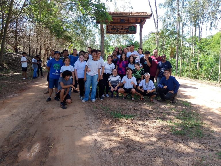 Alunos da EE Helen Keller realizam plantio de mudas e lançamento de bombas de sementes