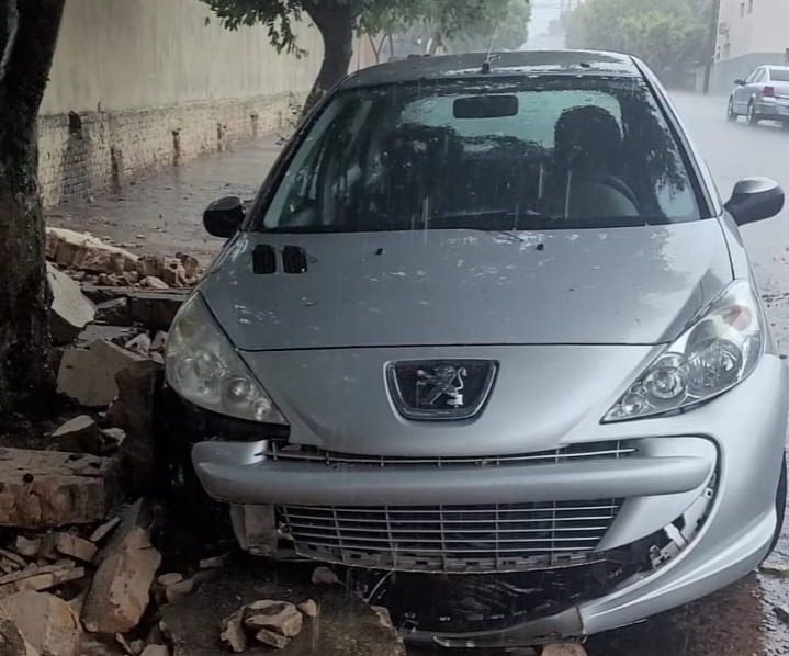 Muro de escola de Lucélia desaba e atinge carro