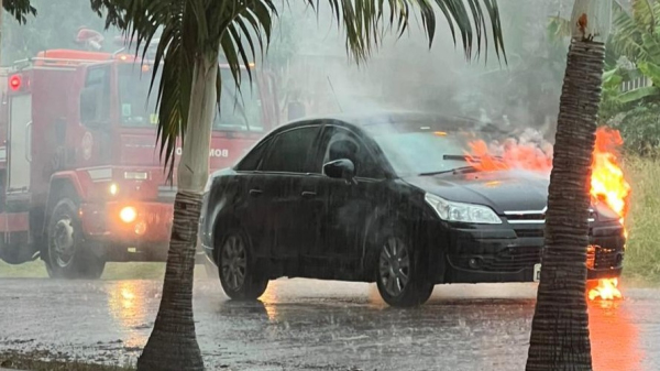 Carro da Secretaria de Saúde de Adamantina pega fogo na via pública