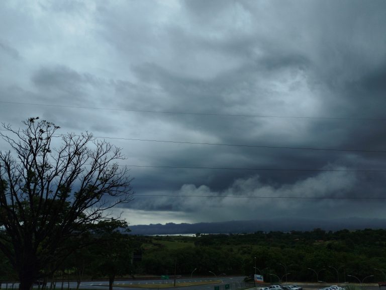 Chuva deve persistir na região e Energisa reforça dicas de segurança para evitar acidentes com eletricidade
