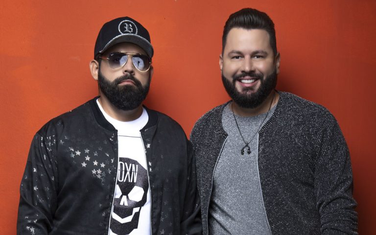 Diego e Arnaldo sobem ao palco do rodeio de Flórida neste sábado
