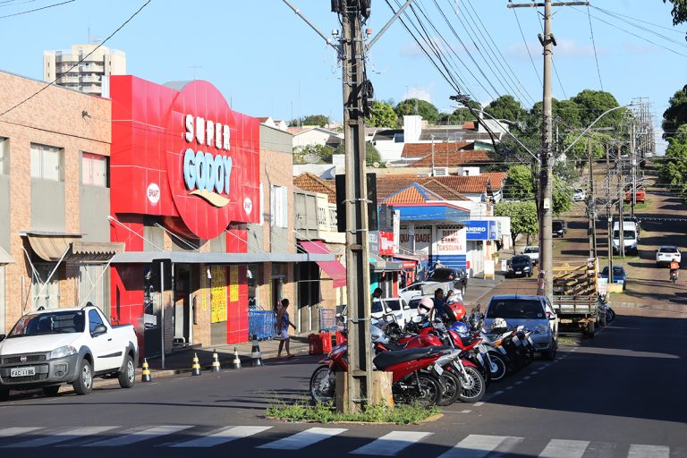 Supermercados funcionam neste domingo