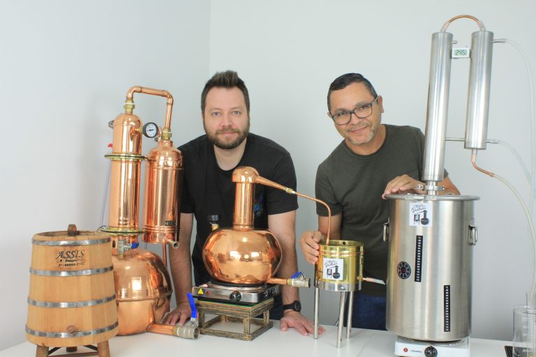 Empreendedor de Adamantina lança primeira cachaça do mundo criada por inteligência artificial