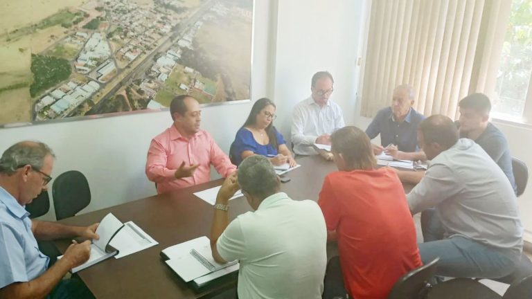 Tiveron deve apresentar propostas de reajustes do salário e ticket dos servidores até esta sexta
