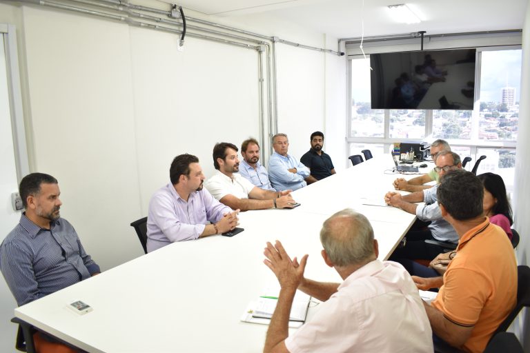 Estado destina retroescavadeira e composteira para Adamantina