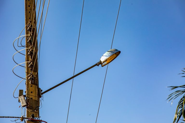 Iluminação pública: Energisa explica a quem recorrer em caso de problemas e esclarece dúvidas sobre o serviço