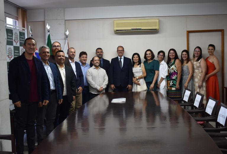 Prefeito José Carlos Tiveron e vice-prefeita Lucia Haga tomam posse