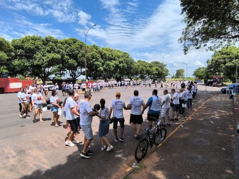 Familiares e amigos realizam ato pacífico em homenagem a Evandro Sérgio