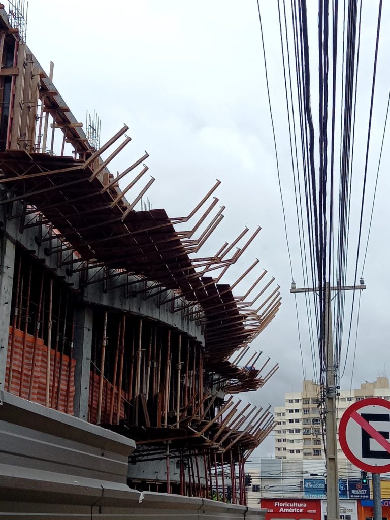 Programa da Energisa visa identificar situações perigosas e orienta trabalhadores da construção civil